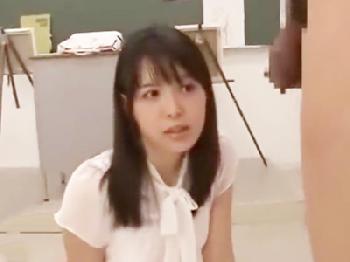 全裸モデルの立場を利用し好きな男子に言い寄るド淫乱美形お姉さん美少女痴女葵つかさのエロ動画