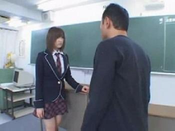 アブノーマル教師が放課後教室で可愛い女子校生を机に押し倒して中出し陵辱美少女ロリイラマチオレイプのエロ動画