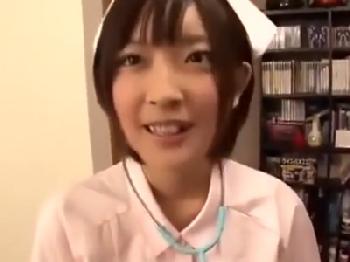 看護師コスプレな大きいオッパイ娘が素人宅に突撃→生ハメ開始！巨乳美少女のエロ動画