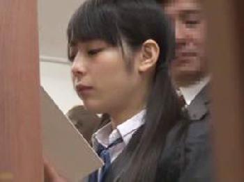 図書館の本棚に隠れてミニ系女子校生を陵辱するクズリーマンの悪行が流出中！美少女ロリレイプのエロ動画