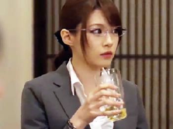 美人で可愛いマダムオフィスレディが飲み会でベロンベロンに酔わされて輪姦されちゃうW人妻OLめがねレイプのエロ動画