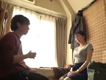 家に招いたデカパイお姉さんの色気に負けてあっけなく精液発射巨乳のエロ動画