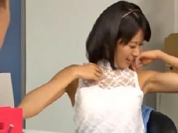 ノースリーブから覗く細腕と脇にムラムラ興奮しちゃった同僚リーマンお姉さんOLのエロ動画