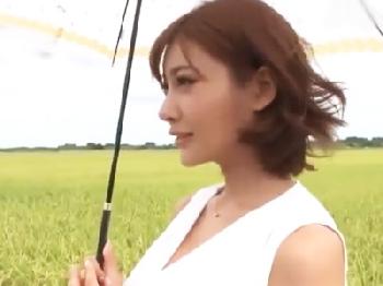 明日花キララが田舎の一般家庭に一泊！奥さんに隠れてパパさんと性行為W巨乳お姉さんギャル痴女のエロ動画