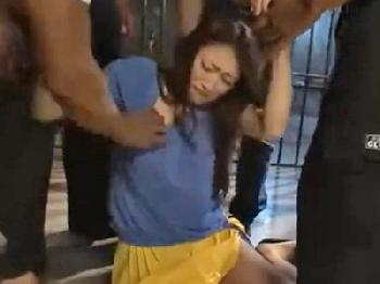 突然の拉致→集団中出し婦女暴行展開に泣き叫ぶお姉さん素人顔射レイプ乱交のエロ動画