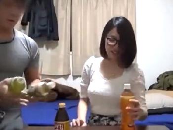 めがね巨乳を自宅に連れ込み隠し撮り勝手に発売！顔は少し地味だけど体は一級品の素人さん盗撮のエロ動画