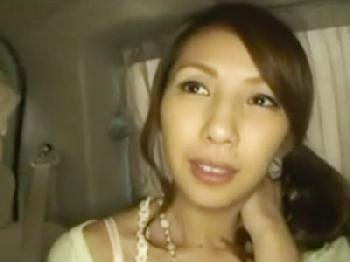 カーフェラチオ抜きの後母友人の前で羞恥とびっこプレイされる元JAV女優人妻のエロ動画
