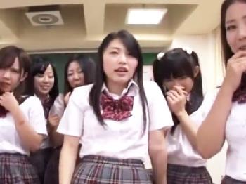 ゴム手袋をつけた女子達に馬鹿にされながら包茎イチモツをシゴかれるマゾ男子W女子校生美少女M男手コキのエロ動画