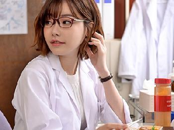 媚薬を飲んだ女先生にコンドームが破れるほどの高速騎乗で搾り取られる生徒巨乳痴女女教師中出しのエロ動画