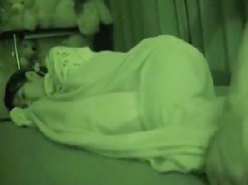 幼顔な妹を夜這いし暗視カメラでハメ撮りパコ美少女ロリパイパンのエロ動画