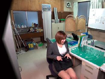 女なんていない清掃のアルバイトで他の従業員に輪姦される美形お姉さん巨乳夏希みなみのエロ動画