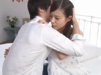 ムード満点の室内で美しいオッパイ美形少女と濃密パイ射性交素人美少女のエロ動画