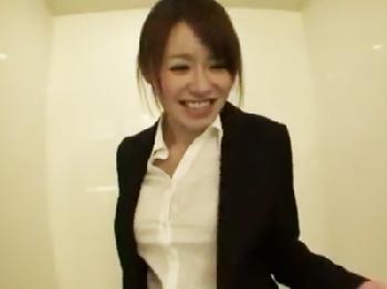 ノーブラYシャツの透けニップルオフィスレディがホテルで制服着たままハメ撮り巨乳OLのエロ動画