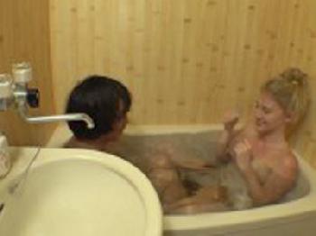 透明感たっぷりの北欧の金髪天使と同性セックス巨乳美少女のエロ動画