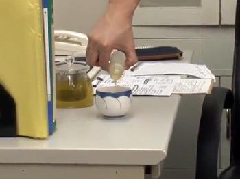 生徒に媚薬を仕込まれた保険医が性的欲求に負けて職場性行為巨乳女教師熟女のエロ動画