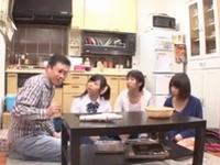 「中気持ちいぃッ」色情期な女子校生達がオジサン陰茎にハマりまくりW美少女近親相姦乱交のエロ動画