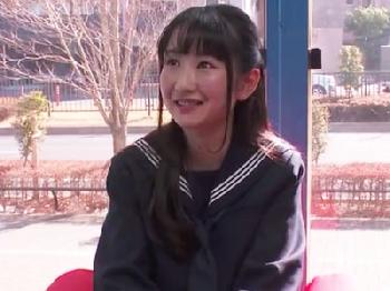 制服姿のプニ童顔女子校生が金欲に負けてマジックミラー号で性教育パコ→生中出し美少女ロリのエロ動画
