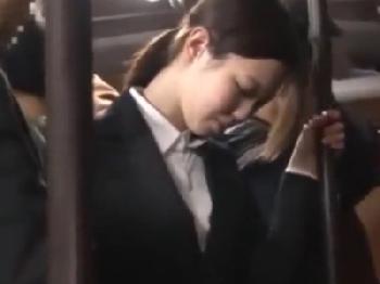 いつもと違う時間に到着した路線バスに罠と知らずに乗り込んだあどけない少女美少女ロリ中出し痴漢のエロ動画