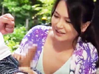 『こんなに大きくなって‥』キャンプ場で勃起が収まらなくなった青年とパコる30代奥様巨乳人妻盗撮露出のエロ動画