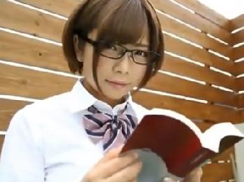 実はドアブノーマルなめがね女子校生に尻コキされてぶっかけ不可避美少女痴女のエロ動画