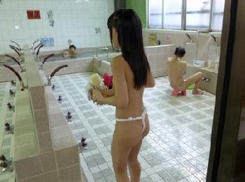 近所でも有名な看板娘が洗浄サービスしてくれる銭湯！我先にとオジサンたちとお風呂ファック女子校生美少女ロリあべみかこのエロ動画