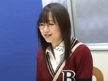 アルバイトの面接にきた地味子ちゃんにサンタコスさせて中出し面接コスプレめがねのエロ動画