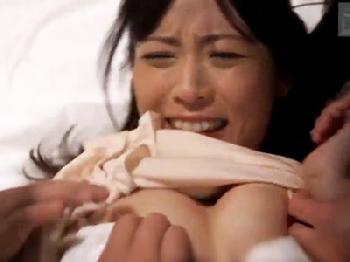 不貞した妻を3人の男で輪姦させる非人道的夫人妻中出しレイプのエロ動画