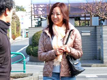 久しぶりに再会した息子の幼なじみの若い肉棒を欲しがるムチムチ妻巨乳人妻中出しのエロ動画