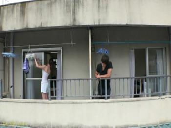 夫をフェラチオしてその後に隣の男とセックスする淫乱奥様W巨乳お姉さん人妻のエロ動画