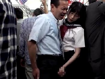 サラリーマンを片手で射精させる痴女女子校生→逆痴漢が複数存在する夢のような満員電車めがねのエロ動画