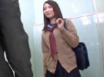 ケツの穴を売りにオジサンと援助交際してる女子校生美少女アナルのエロ動画