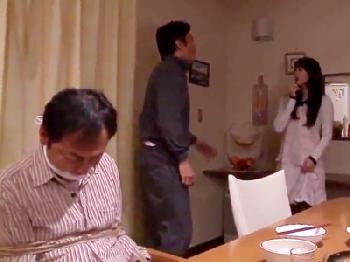 昏睡したダンナを縛って美しい妻を陵辱寝取られ巨乳人妻レイプのエロ動画
