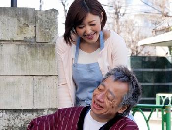 巨大オッパイで優しいマダムヘルパーさんがクソ親父たちに求められるがままW人妻レイプ水野朝陽のエロ動画