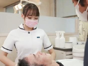 「ドキドキしちゃう」美人歯科助手さんにこっそり痴女られてドキドキパコ！お姉さんコスプレ手コキ蓮実クレアのエロ動画