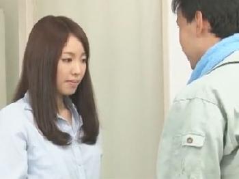 体育倉庫で清掃のオッサンに抱かれてイってしまう新米の美形お姉さん教師女教師顔射のエロ動画