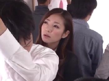 『ねぇ…いいでしょ？』尻軽女なお姉さんが男を誘惑し逆痴漢！巨乳痴女めがね顔射乱交のエロ動画