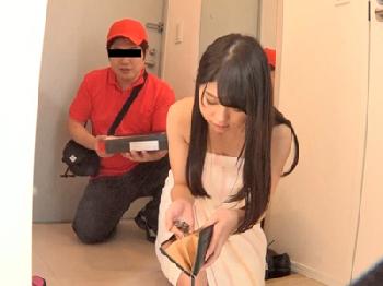 正統派美形少女が自宅にきた宅配員に露出しアブノーマルな性癖を露呈美少女中出しのエロ動画