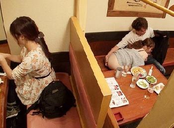 バレたらガチでOUT！有名女優がカップルのフリして来店→営業中の一般店舗でリアル交尾巨乳ハーフ痴女露出七海ティナのエロ動画