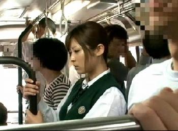 バス内で狙われた女子校生たちが媚薬を塗り込まれて痴漢から激イきれいプに！OLレイプのエロ動画