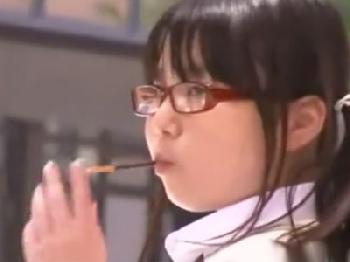 お菓子が大好きな女子校生娘が痴漢のオジサンに陰茎ぶち込まれて屈辱アクメめがねレイプのエロ動画