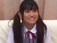 ツインテールのガチ童顔女子校生が謝礼金に釣られてフェラチオ抜きアダルトビデオデビュー美少女ロリ手コキのエロ動画