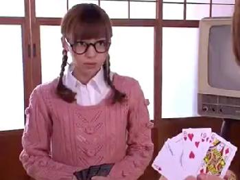 微乳童顔娘が親戚のお兄ちゃんに告白→そのまま近親ハメ開始W美少女ロリめがね顔射のエロ動画