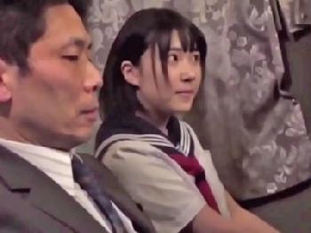 隣に寝ているサラリーマンに悪戯→車内セックス女子校生美少女痴女パイパンのエロ動画