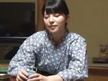 『ちょっと何してんの…』旅館で部下と相部屋になり襲われてパコっちゃうオフィスレディ巨乳OL中出し上原亜衣のエロ動画