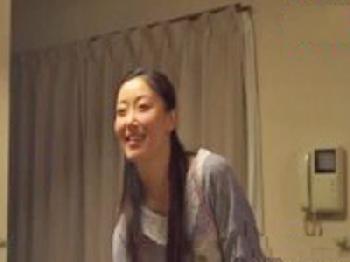 痴漢をしている夫の上司を目撃→言い寄られて寝取られるマダム巨乳人妻中出し神田光のエロ動画