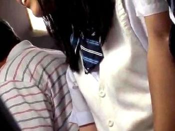 バスの車内で舐め回しチカンに遭ってしまう黒髪女子校生！乳丸出しにされて羞恥心MAXで精液までぶっかけられる！痴漢のエロ動画