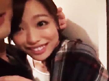 彼を裏切り無邪気な笑顔で他人チンポを受け入れ中出しさせてしまうお姉さん痴女人妻ハメ撮りのエロ動画