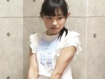 体つきが完全に子供の貧乳幼顔女子が体育倉庫で先輩と子作り美少女ロリパイパン中出しのエロ動画