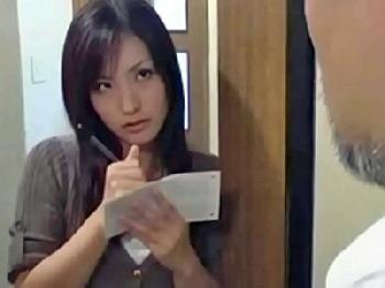 オナニー中に荷物を届けにきた宅配員に色目を使って誘う痴女人妻のエロ動画