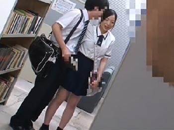 図書館でいちゃつくカップルを発見→男と離れた所を狙い肉棒を突き刺し婦女暴行女子校生美少女レイプ潮吹きのエロ動画